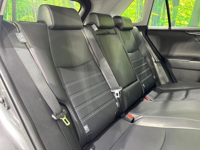 後部座席も気になるようなキズ・汚れやへたり等、大きなダメージはなく、良好な状態です。