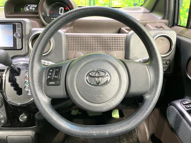 �C���e���A�ɍ��킹���f�U�C���̃X�e�A�����O�́A�^�]�������̂��Ƃ��l���A�^�]���₷���`��A�傫���ł��B�����x�A���ۂɐG���Ă��m���߂��������B