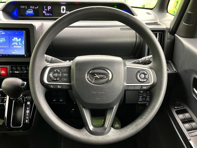 �C���e���A�ɍ��킹���f�U�C���̃X�e�A�����O�́A�^�]�������̂��Ƃ��l���A�^�]���₷���`��A�傫���ł��B�����x�A���ۂɐG���Ă��m���߂��������B