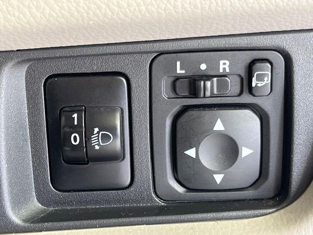 �y�d���i�[�~���[�z�T�C�h�~���[�͓d���i�[���ƂȂ��Ă���A�������ԏ�ł��L�Y�������X�N��}�����܂��B