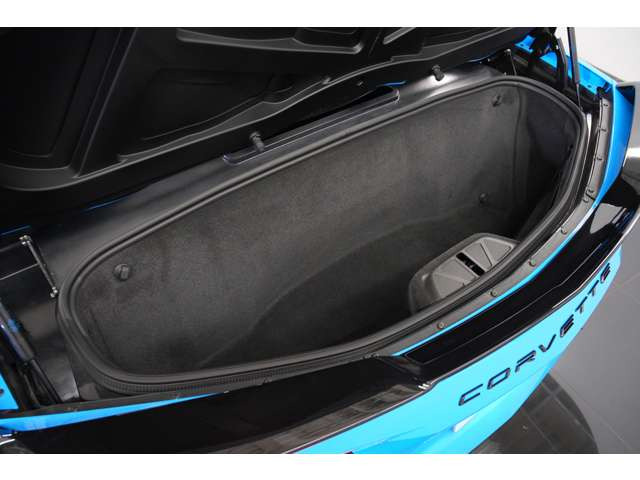 6.2L V�^8�C���G���W���́A502ps/65.0kgm�𔭊�����p�t�H�[�}���X�����͂ł��B��r�C�ʂȂ�ł̗͂͋����g���N�ɂ��A���]�悩��s���������������Ă���܂��B