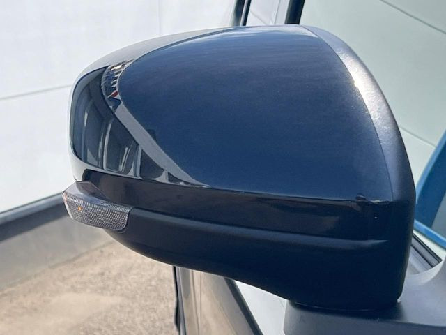 �y�d���i�[�~���[�z�T�C�h�~���[�͓d���i�[���ƂȂ��Ă���A�������ԏ�ł��L�Y�������X�N��}�����܂��B