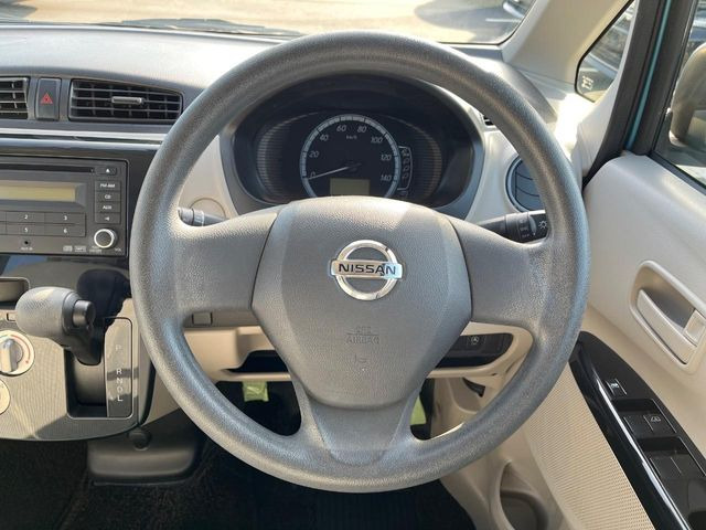 �C���e���A�ɍ��킹���f�U�C���̃X�e�A�����O�́A�^�]�������̂��Ƃ��l���A�^�]���₷���`��A�傫���ł��B�����x�A���ۂɐG���Ă��m���߂��������B