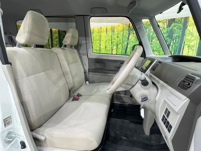 運転席シート廻りは使用感も少なく、良好な状態となっています。前オーナー様が丁寧に使っていたことがよくわかりますね。