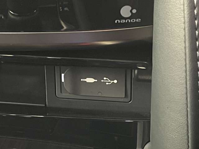 接続可能なAUX、USB端子付き!