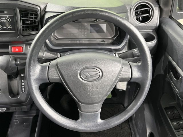 �C���e���A�ɍ��킹���f�U�C���̃X�e�A�����O�́A�^�]�������̂��Ƃ��l���A�^�]���₷���`��A�傫���ł��B�����x�A���ۂɐG���Ă��m���߂��������B