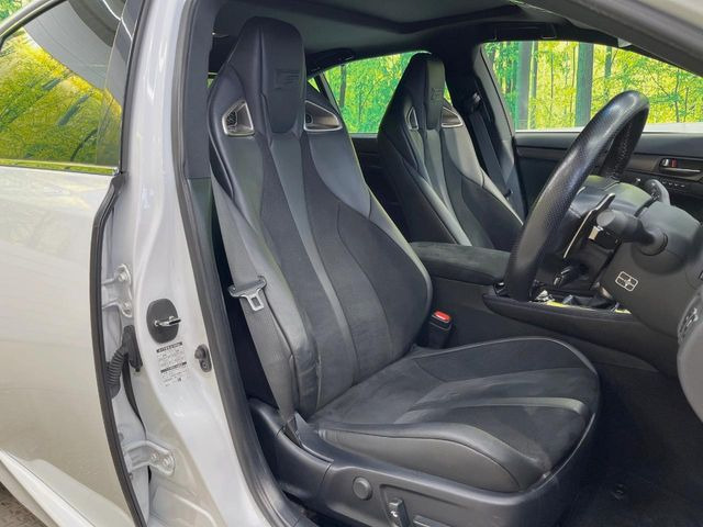 【ハーフレザーシート】高級感と座り心地を両立した人気のシート♪背面・座面はアルカンターラとなっており、肌触りや滑りにくさに優れています。気温や服装に左右されず快適にお乗りいただけます。