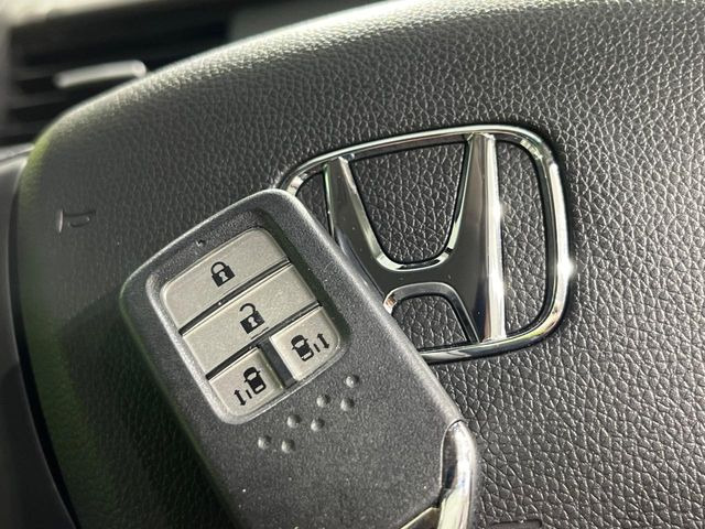 �yHonda�X�}�[�g�L�[�z�J�o����|�P�b�g�ɓ��ꂽ�܂܂ł��h�A�̎{���E�������\�ȃX�}�[�g�L�[�𑕔��B�G���W���̃I���E�I�t�����J�M�����o���K�v����������Ƃ��Ă��֗��ł���