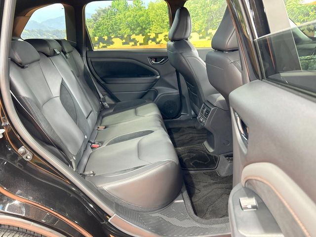 後部座席も気になるようなキズ・汚れやへたり等、大きなダメージはなく、良好な状態です。