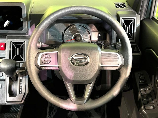 �C���e���A�ɍ��킹���f�U�C���̃X�e�A�����O�́A�^�]�������̂��Ƃ��l���A�^�]���₷���`��A�傫���ł��B�����x�A���ۂɐG���Ă��m���߂��������B