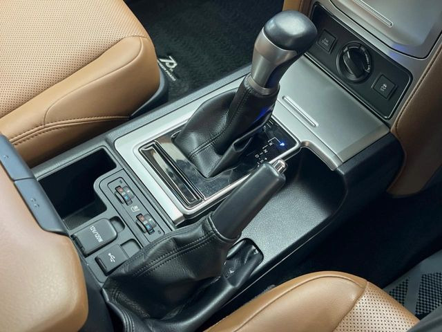 【シートベンチレーション】夏場は涼しい風でお尻や背中の熱やムレを防ぎ、冬はエアコンよりも早く温まってポカポカに!季節を問わず快適に過ごせます。