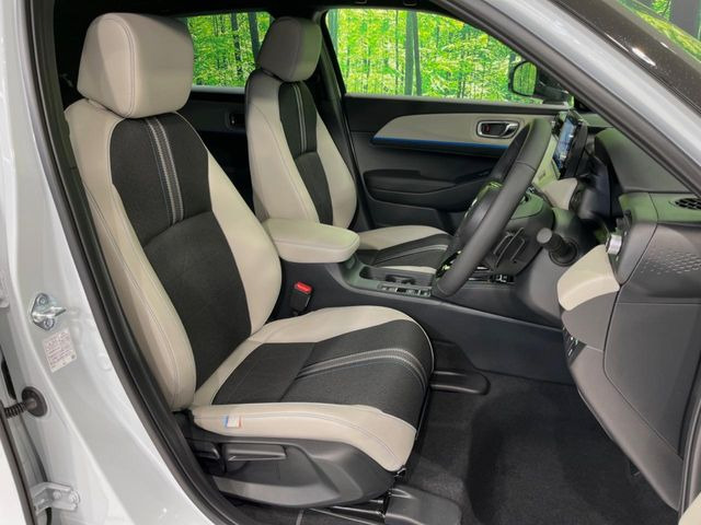 【ハーフレザーシート】高級感と座り心地を両立した人気のシート♪背面・座面のファブリック素材は、通気性の良さや滑りにくさに優れています。気温や服装に左右されず快適にお乗りいただけます。