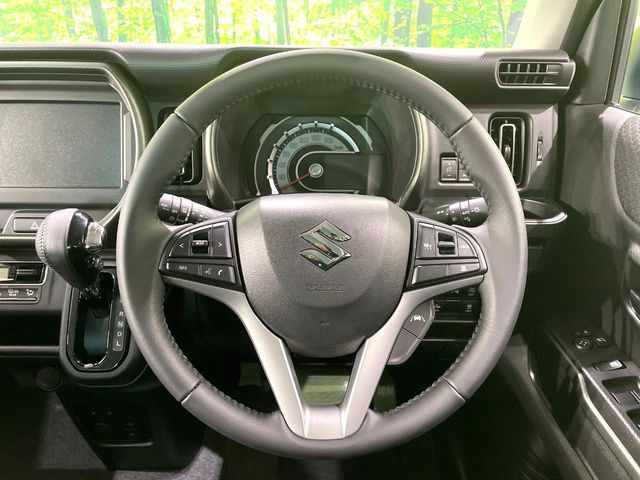 �C���e���A�ɍ��킹���f�U�C���̃X�e�A�����O�́A�^�]�������̂��Ƃ��l���A�^�]���₷���`��A�傫���ł��B�����x�A���ۂɐG���Ă��m���߂��������B