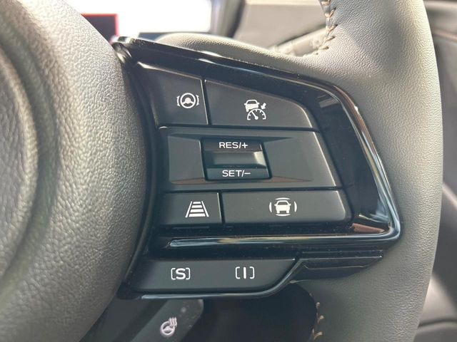 【全車速追従機能付クルーズコントロール】高速道路での長距離走行が楽に!!自動で速度を保つクルーズコントロールが、衝突軽減システムと連携し、前方の車両を感知して車間を保つように速度調節してくれます!!