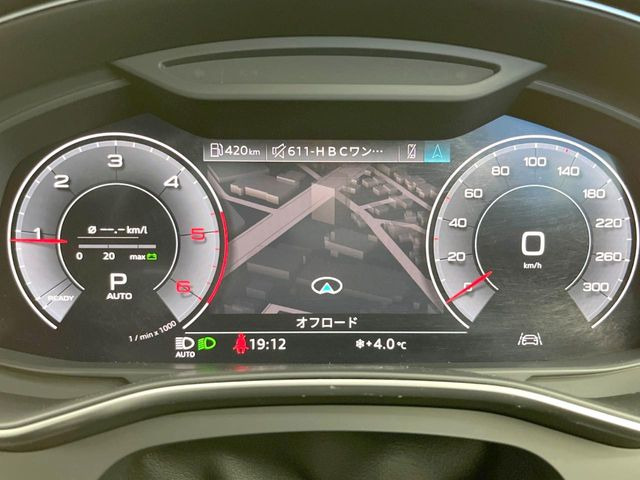 ���o�[�`�����R�b�N�s�b�g:�S�̂��t���p�l���ƂȂ��Ă����i�I�ȃ��[�^�[�p�l���B�ʏ�̃X�s�[�h���[�^�[�Ƃ��Ă̋@�\�͂������A�i�r�E�I�[�f�B�I�@�\�̊m�F�E������ł��A�^�]�ɏW�����₷���Ȃ��Ă���܂��B