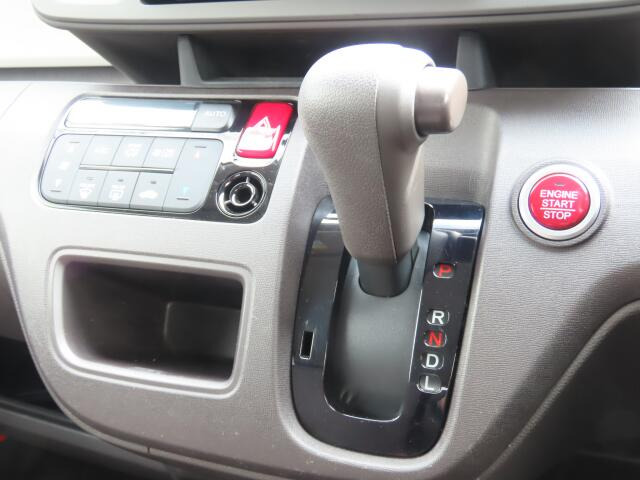 シフトノブはスレがなく、きれいな状態です。いつも触る部分がきれいだと大切に乗られていたことがわかりますよ。