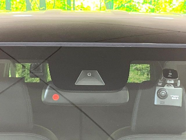 �y�z���_�Z���V���O�z���s���ɑO���̎ԗ�����F�����A�Փ˂������Ȏ��͌x��ƃu���[�L�ŏՓˉ���Ɣ�Q�y�����A�V�X�g�B�����S�Ƀh���C�u�����y���݂��������܂��B