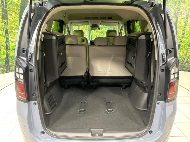 ���i�̂���������ʋ΁A���}���ɏ\���ȉ׎��X�y�[�X���m�ۂ��Ă���܂��B�Z�J���h�V�[�g��|���ƁA�傫�ȉו��̐ύڂ��\�ł���