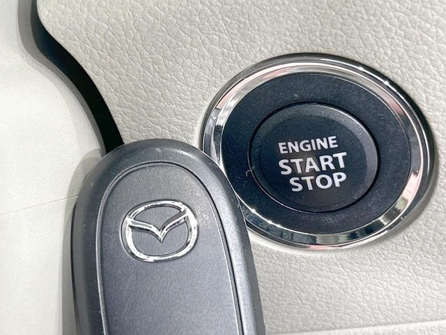 【アドバンストキー】カバンやポケットに入れたままでもドアの施錠・解錠が可能なスマートキーを装備。エンジンのオン・オフ時もカギを取り出す必要が無いからとっても便利です♪