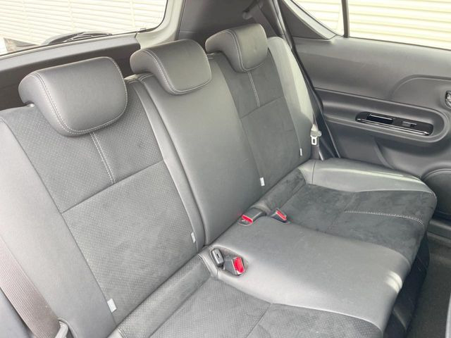 広々とした2列目シートは居住性が高く、居心地も快適!友達や家族とのお出かけにぴったりです。ベビーシートやチャイルドシート使用時も快適にお過ごしいただける十分な空間を確保しています。