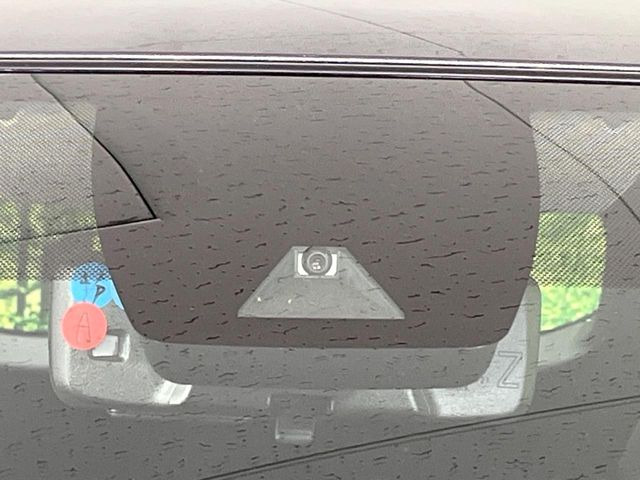 【トヨタセーフティセンス】走行中に前方の車両等を認識し、衝突しそうな時は警報とブレーキで衝突回避と被害軽減をアシスト。より安全にドライブをお楽しみいただけます。