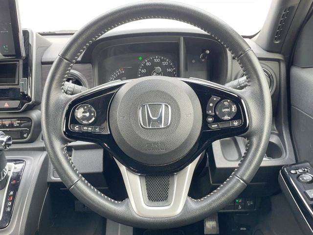 �C���e���A�ɍ��킹���f�U�C���̃X�e�A�����O�́A�^�]�������̂��Ƃ��l���A�^�]���₷���`��A�傫���ł��B�����x�A���ۂɐG���Ă��m���߂��������B