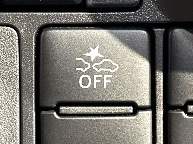 【スマートアシスト】走行中に前方の車両等を認識し、衝突しそうな時は警報とブレーキで衝突回避と被害軽減をアシスト。より安全にドライブをお楽しみいただけます。
