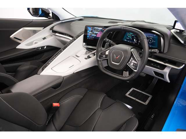 �h���C�o�[���ݍ��ނ悤�ȃ��C�A�E�g�ɂ��A����n�͂��ׂĎ�̓͂��₷���ʒu�ɔz�u�B�f�W�^�����[�^�[��Z���^�[�R���\�[���͉^�]�ȑ��֌X�����Ă���A���s���̎��F���Ƒ��쐫�����߂Ă��܂��B