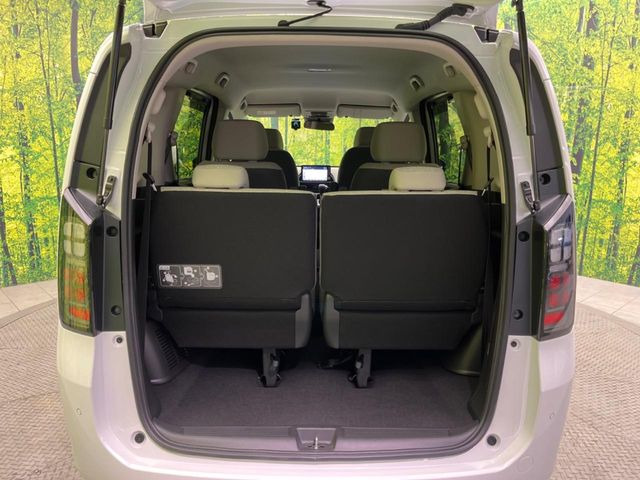 ���i�̂���������ʋ΁A���}���ɏ\���ȉ׎��X�y�[�X���m�ۂ��Ă���܂��B�Z�J���h�V�[�g��|���ƁA�傫�ȉו��̐ύڂ��\�ł���