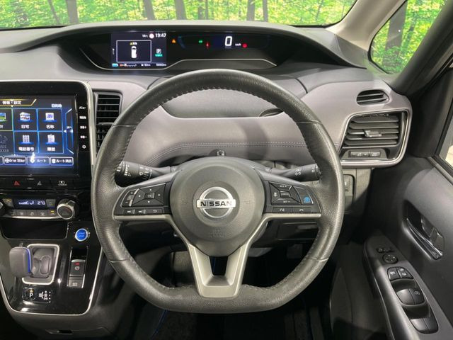 �C���e���A�ɍ��킹���f�U�C���̃X�e�A�����O�́A�^�]�������̂��Ƃ��l���A�^�]���₷���`��A�傫���ł��B�����x�A���ۂɐG���Ă��m���߂��������B