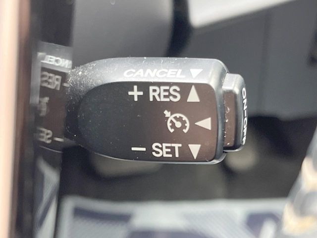 【クルーズコントロール】高速道路もラクラク走行。アクセルを離しても一定速度で走行ができ、長距離運転時の負担を軽減!加速・減速も簡単なスイッチ操作で調整できます。