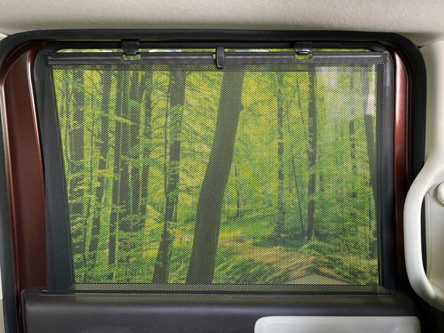 【ロールシェード】日差しや車外からの光が眩しいときにサッと引き出して使える、ロール格納タイプのサンシェードを装備。後席に乗ったお子様がウトウトしだした時など、ぜひご活用ください♪
