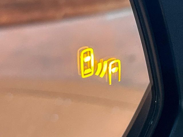 【ブラインドスポットモニター】走行中、ドアミラーの死角になりやすい箇所に後続車が接近するとサイドミラーのレンズに警告を表示!ドライバーに注意喚起をしてくれます。