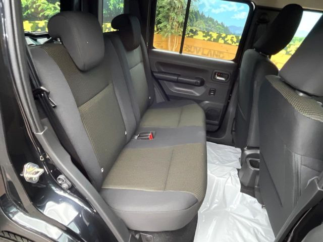 ���i���ȃI���W�i���t���A�}�b�g���I�v�V�����ɂĂ��p�ӂ��Ă���܂��B���D���ȃf�U�C����J���[�����Ԃɍ��킹�đI��ł����������Ƃ��ł��܂���