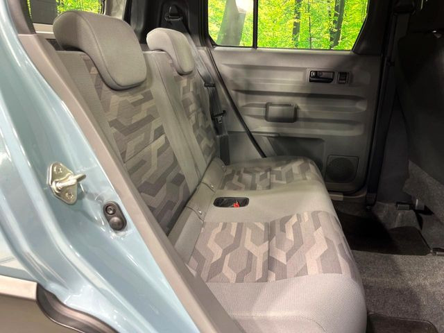 後部座席も気になるようなキズ・汚れやへたり等、大きなダメージはなく、良好な状態です。