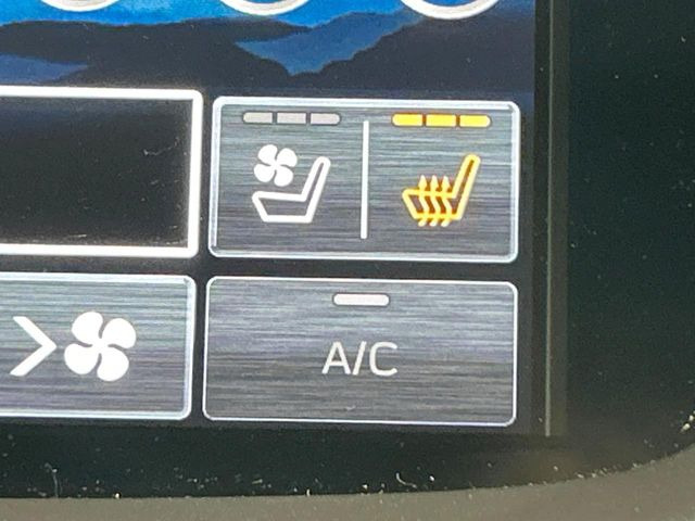 【シートベンチレーション】夏場は涼しい風でお尻や背中の熱やムレを防ぎ、冬はエアコンよりも早く温まってポカポカに!季節を問わず快適に過ごせます。