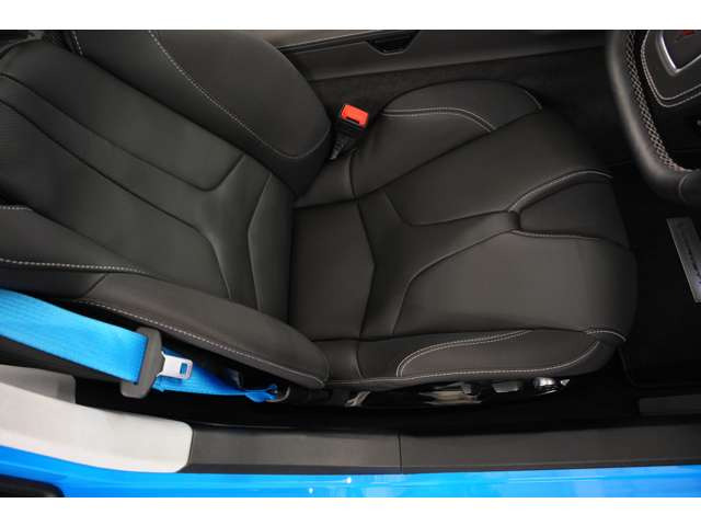 �X�|�[�c�V�[�g�̓z�[���h���Ɖ��K���𗼗����A�������ł����ɂ����݌v�ł��B�㎿�ȑf�ނƐ��I�Ȏd�グ�ɂ��A���O�W���A���[�ƃX�|�[�c�̗��������������ԂƂȂ��Ă��܂��B