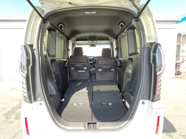 ���i�̂���������ʋ΁A���}���ɏ\���ȉ׎��X�y�[�X���m�ۂ��Ă���܂��B�Z�J���h�V�[�g��|���ƁA�傫�ȉו��̐ύڂ��\�ł���