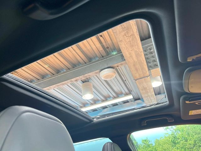 【サンルーフ】開放感たっぷりの希少装備、サンルーフが装着されています!車内に明かりを取り入れたり景色を楽しむ以外にも、車内の空気も簡単に換気できて快適です!