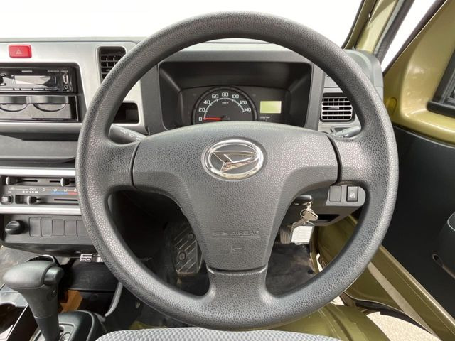 �C���e���A�ɍ��킹���f�U�C���̃X�e�A�����O�́A�^�]�������̂��Ƃ��l���A�^�]���₷���`��A�傫���ł��B�����x�A���ۂɐG���Ă��m���߂��������B