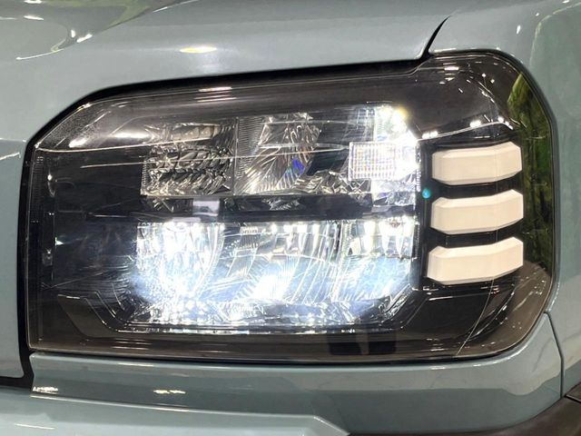 【LEDヘッドライト】悪天候や夜間走行時も良好な視界を確保し安心して運転できる高輝度LEDヘッドライトを装備!点灯速度が早く、消費電力も抑えられています。