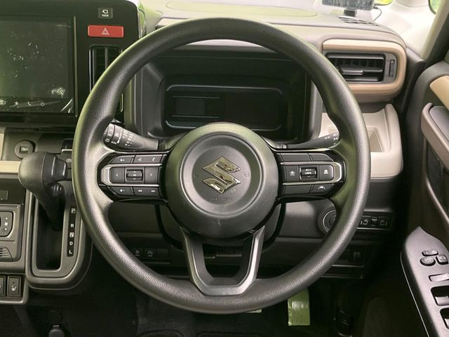 �C���e���A�ɍ��킹���f�U�C���̃X�e�A�����O�́A�^�]�������̂��Ƃ��l���A�^�]���₷���`��A�傫���ł��B�����x�A���ۂɐG���Ă��m���߂��������B