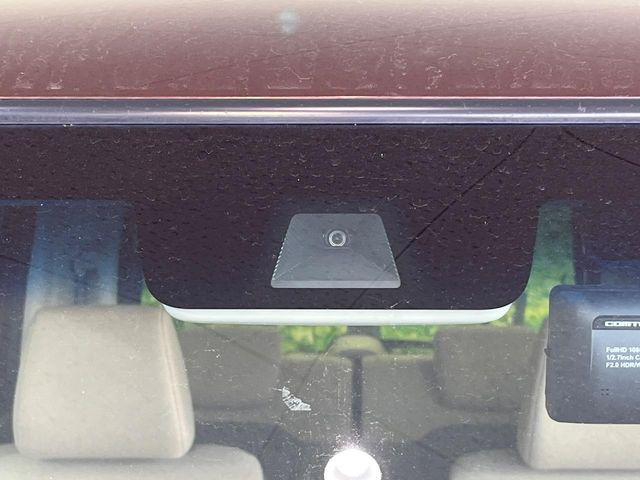 【ホンダセンシング】走行中に前方の車両等を認識し、衝突しそうな時は警報とブレーキで衝突回避と被害軽減をアシスト。より安全にドライブをお楽しみいただけます。