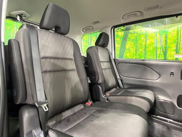 後部座席も気になるようなキズ・汚れやへたり等、大きなダメージはなく、良好な状態です。