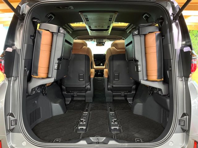 ���i�̂���������ʋ΁A���}���ɏ\���ȉ׎��X�y�[�X���m�ۂ��Ă���܂��B�Z�J���h�V�[�g��|���ƁA�傫�ȉו��̐ύڂ��\�ł���