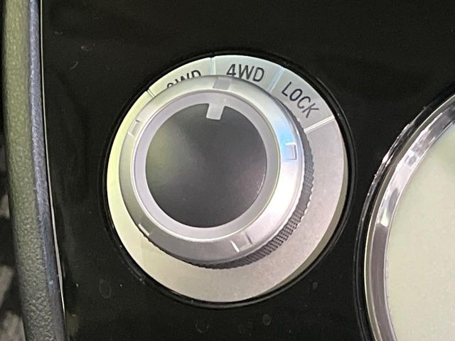 �y�h���C�u���[�h�Z���N�^�[�z�_�C������ŊȒP�Ƀ��[�h�ؑւ��\���R��d����2WD���[�h����A�ᓹ��{�i�I�ȃI�t���[�h�ł������4WD LOCK���[�h�܂ŁA���L���g�����ɑΉ����Ă��܂��B