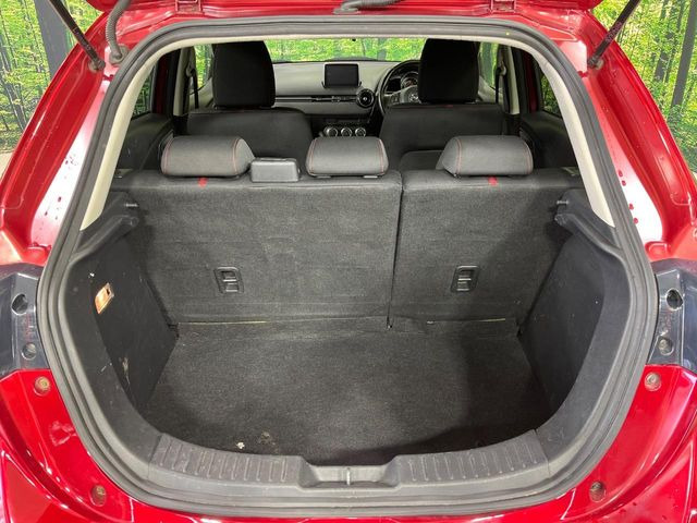 ���i�̂���������ʋ΁A���}���ɏ\���ȉ׎��X�y�[�X���m�ۂ��Ă���܂��B�Z�J���h�V�[�g��|���ƁA�傫�ȉו��̐ύڂ��\�ł���