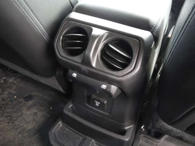 ���X�͔N�����x�ƂȂ��Ă���܂��B�c�Ǝ��Ԃ�10:00�`19:00�ł��B