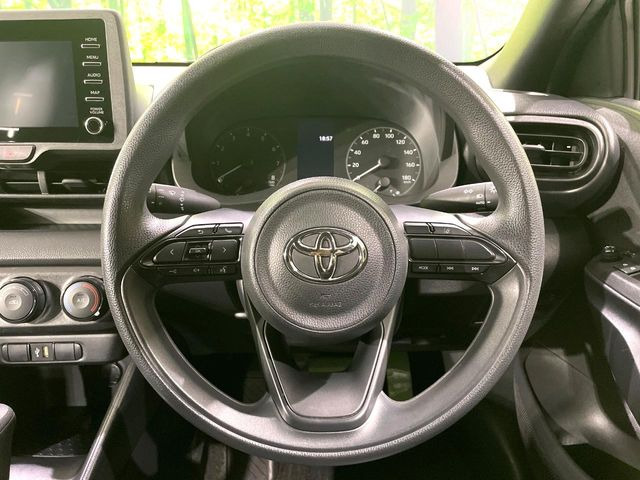 �C���e���A�ɍ��킹���f�U�C���̃X�e�A�����O�́A�^�]�������̂��Ƃ��l���A�^�]���₷���`��A�傫���ł��B�����x�A���ۂɐG���Ă��m���߂��������B