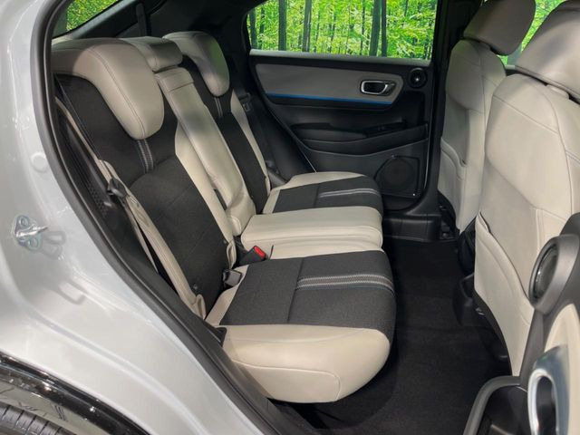 広々とした2列目シートは居住性が高く、居心地も快適!友達や家族とのお出かけにぴったりです。ベビーシートやチャイルドシート使用時も快適にお過ごしいただける十分な空間を確保しています。